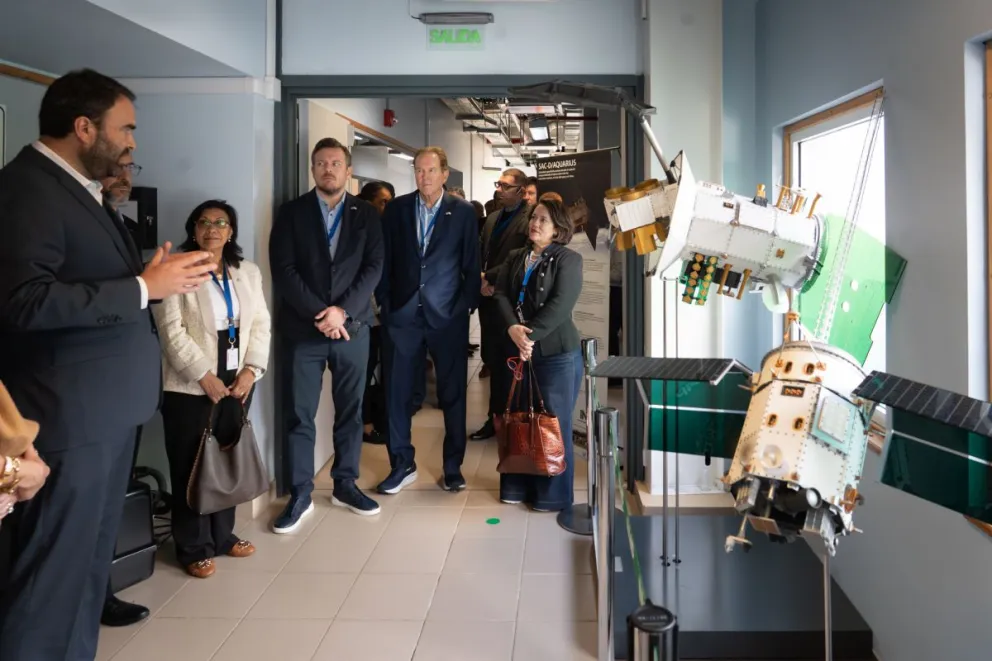 La comitiva visitó y conoció los principales proyectos de INVAP. Foto: Provincia de Río Negro.