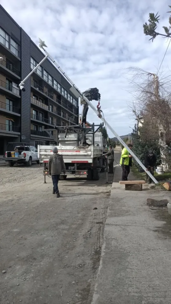 La instalación de los nuevos dispositivos responde a una demanda histórica de los vecinos del este. Foto: Bariloche Informa.