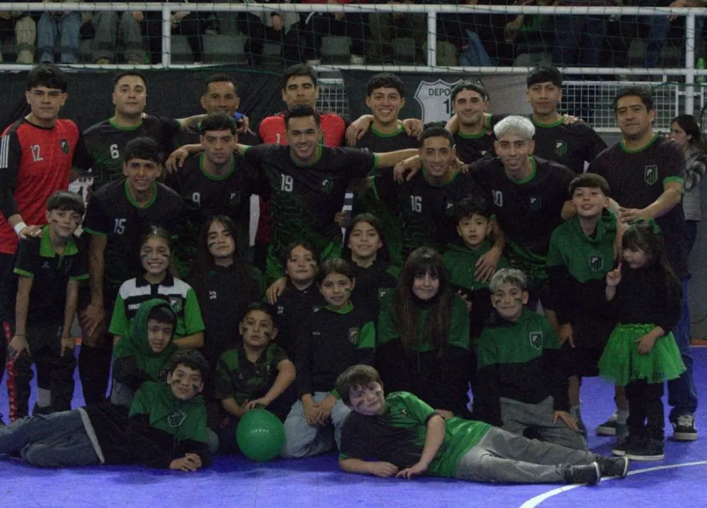 Atlético Cumbre fue el gran campeón de la temporada tras coronarse en la máxima divisional. Fotos gentileza Sil Caprotti