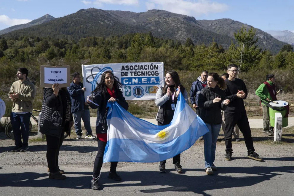 El reclamo se realizó esta mañana en el ingreso a Intecnus. Fotos: Marcelo Martínez.