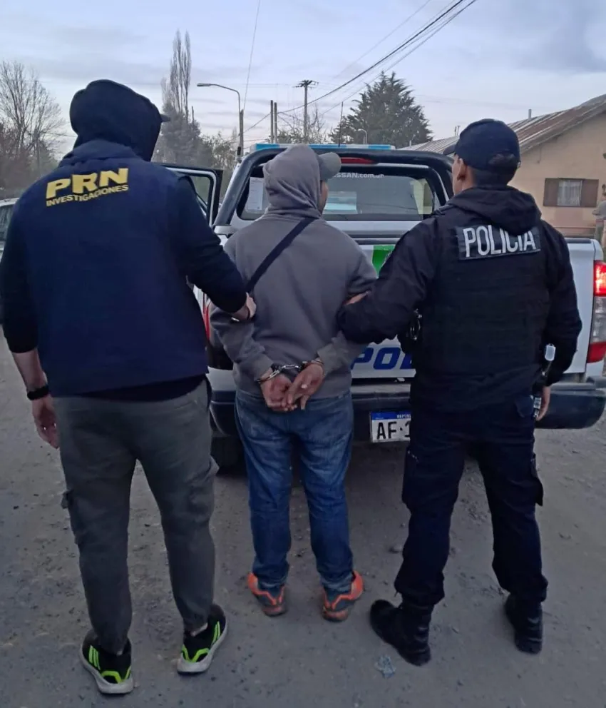 El hombre intentó huir al advertir la presencia policial pero fue rápidamente reducido. Foto gentileza: Policia RN