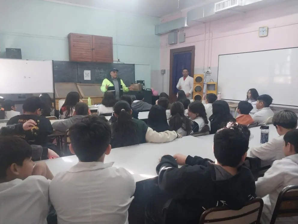 El recorrido de los agentes de tránsito por las escuelas finalizará el viernes 3. Foto: Bariloche Informa. 