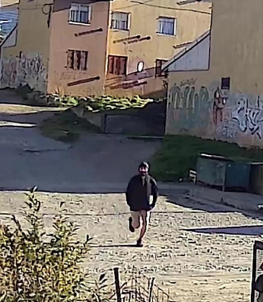 La imagen del hombre tomada por las cámaras de seguridad comenzó a circular entre grupos barriales. 