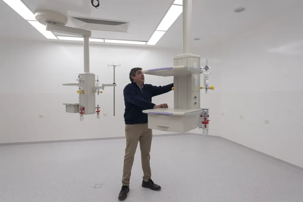 Funcionarios recorrieron el nuevo edificio del hospital zonal. Fotos: Marcelo Martínez.