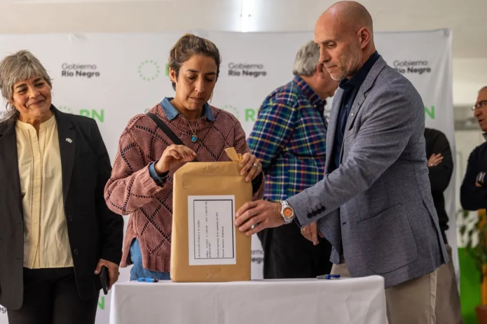 La apertura de sobres se realizó en el predio donde se construirá la nueva escuela. Foto gentileza