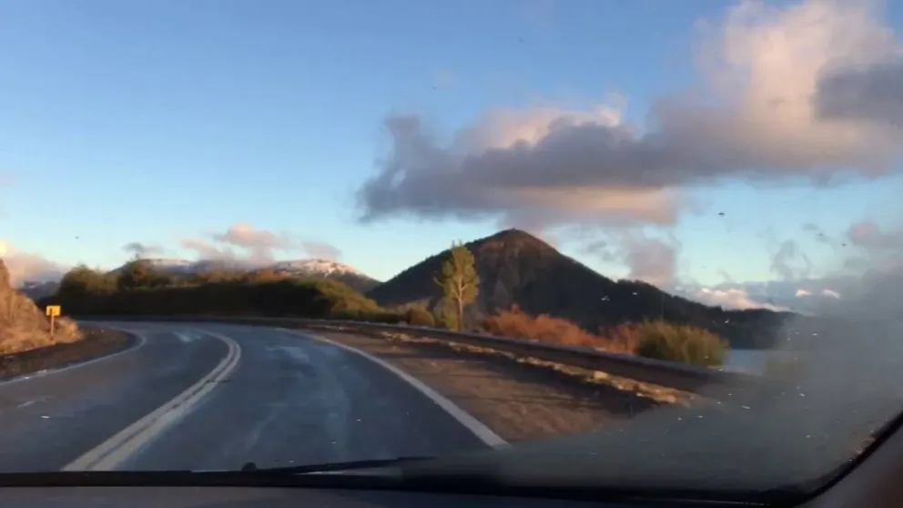 Personal policial y Bomberos de Villa La Angostura trabajan en el lugar. 