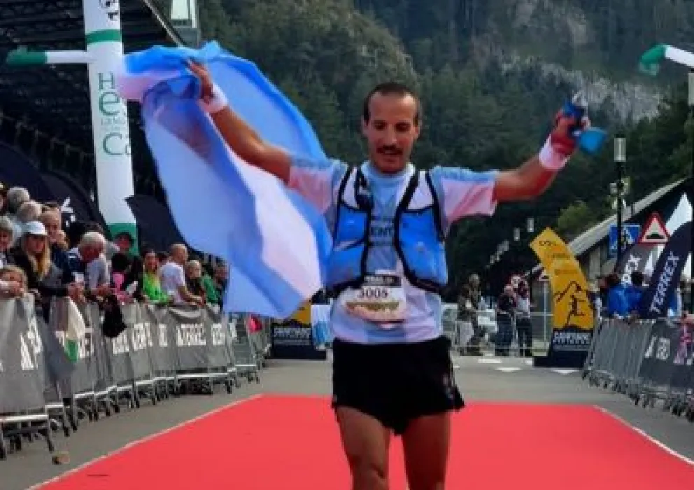 Vidoz y la bandera argentina en la meta. Briillante debut mundialista. Foto: gentileza.