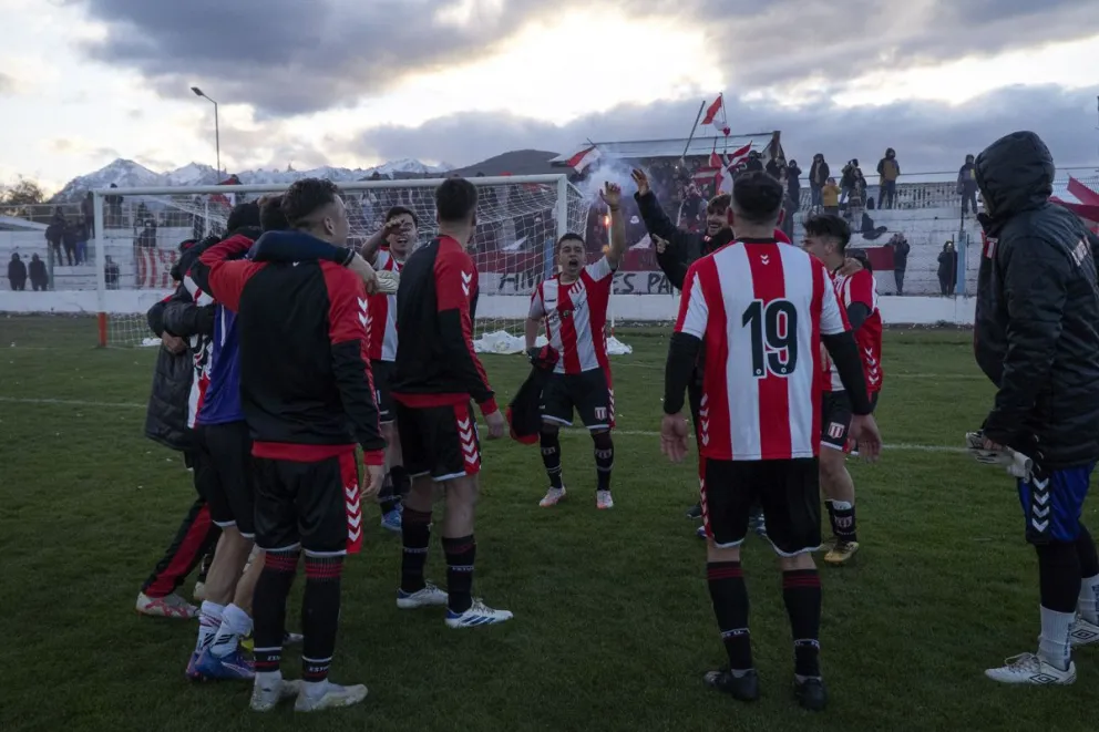 Estudiantes y una postal clásica en la Copa Bariloche, festejando otro título. Fotos: Marcelo Martinez.