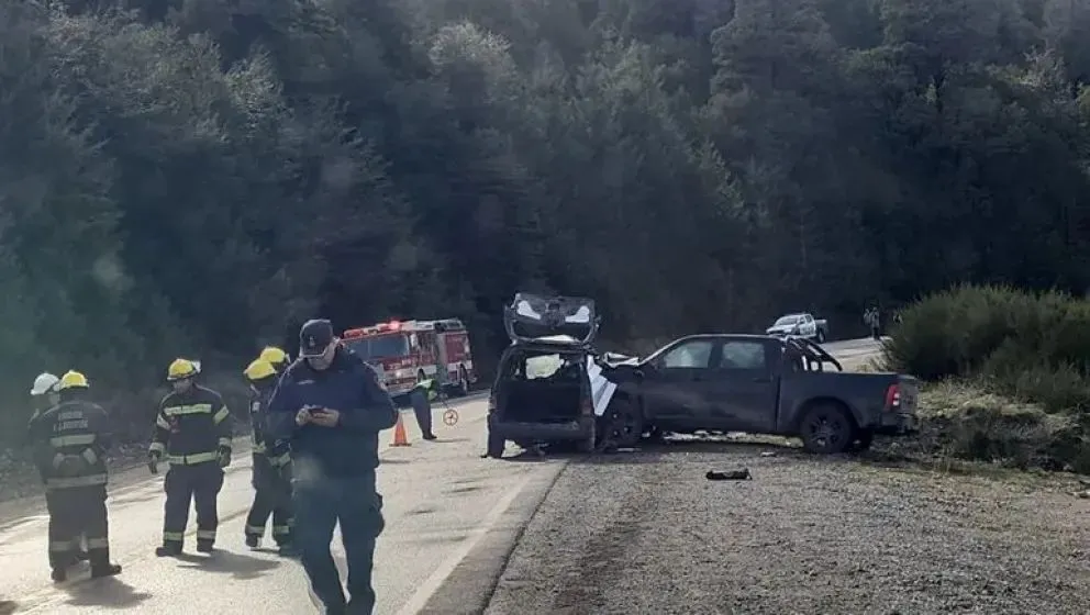 El trágico accidente ocurrió este domingo en la ruta que conecta Bariloche con Villa La Angostura. Foto: Diario Andino.