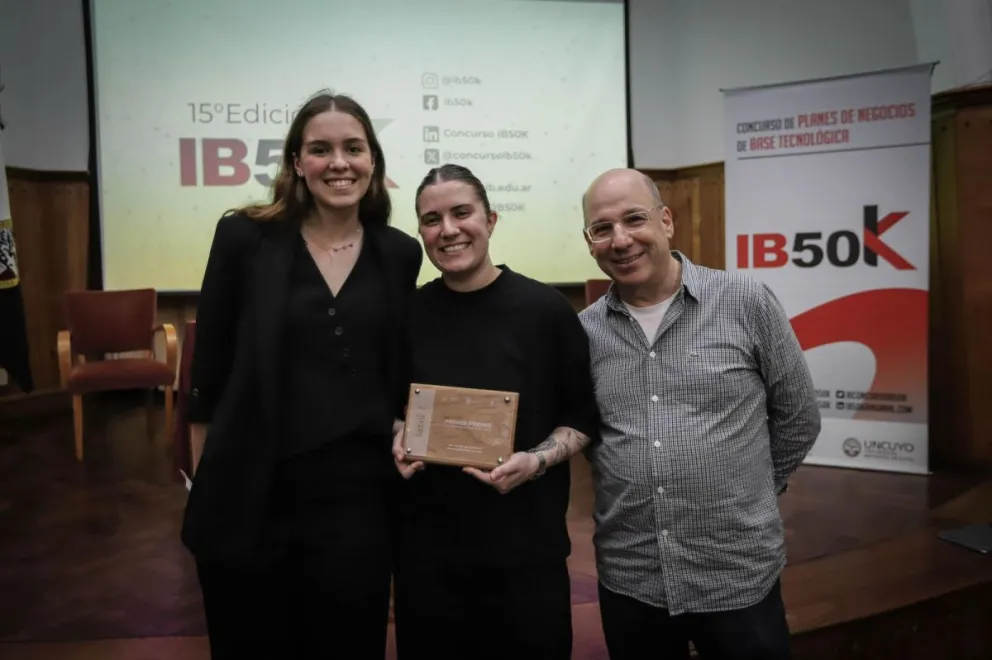 Pilar Mediburu y Florencia Cavalieri, su compañera de carrera en la Universidad Favaloro. Foto: Gentileza.