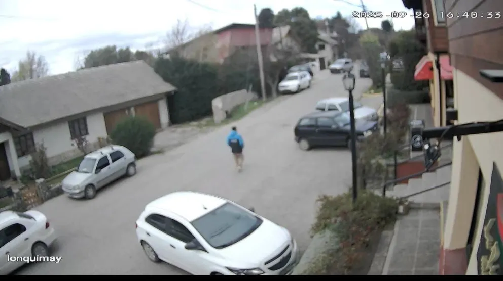 El ladrón vestía una campera llamativa, de color celeste y negro, con un logo de una empresa. Foto captura cámara de seguridad.