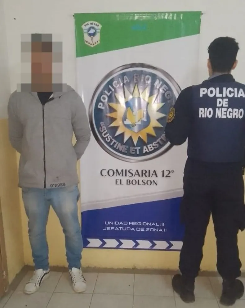 La Policía secuestró un arma de fuego que habría sido utilizada como elemento disuasivo durante el crimen. Foto: Prensa Policía de Río Negro.