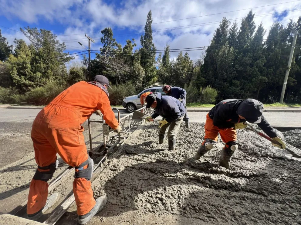 Las tareas se centran ahora en el barrio Villa Lago Gutiérrez. Fotos: Municipalidad de Bariloche. 