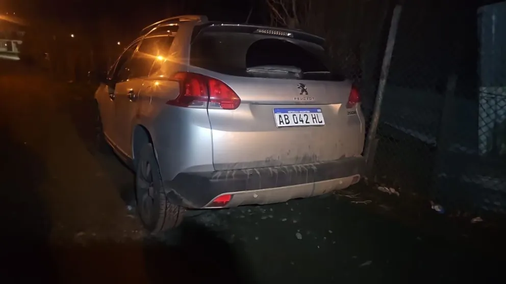 Horas después de la denuncia, el Peugeot 2008 fue encontrado en la calle Pehuenes al 900. Foto: Prensa Policía de Río Negro.