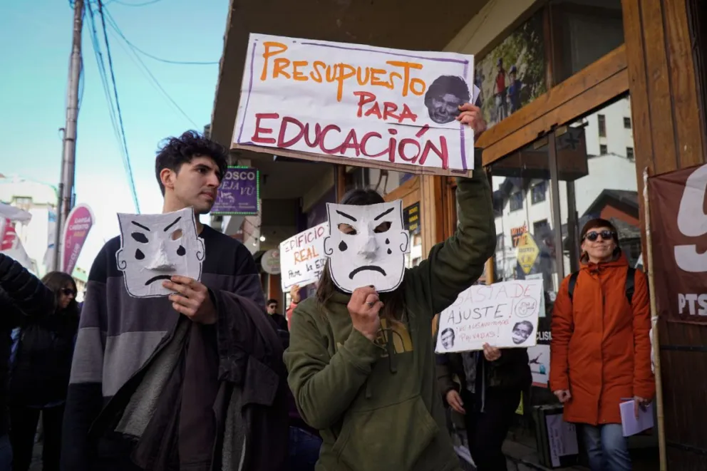 La adhesión al paro ronda el 90% en las escuelas barilochenses. Fotos: Marcelo Martínez.