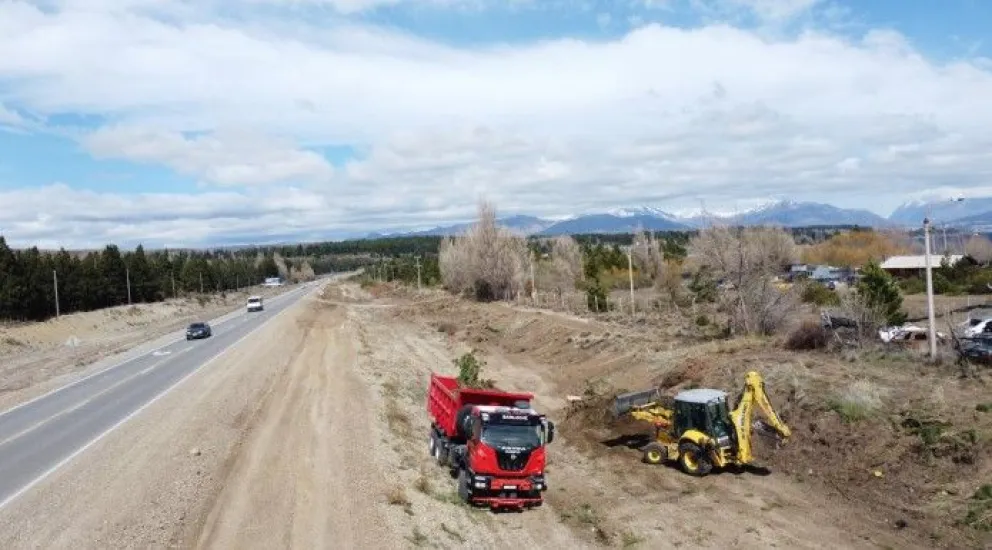 Realizan tareas de desmalezamiento y perfilado de banquinas. Foto: Vialidad Nacional.