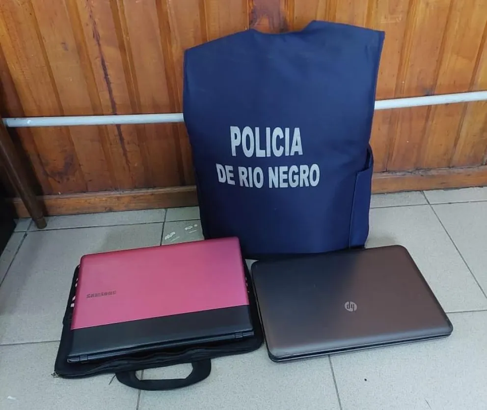 Allanaron un domicilio particular de Villa Lago Gutiérrez y concretaron una diligencia en la Casa de Pre Egreso. Foto: Prensa Policía de Río Negro.