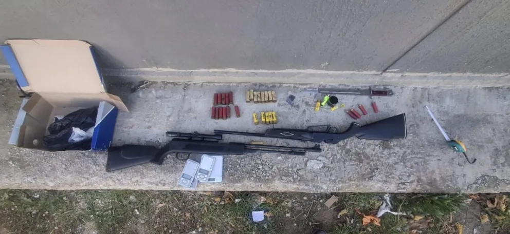 El allanamiento se realizó en una vivienda ubicada en calle Soldado Olavarría. Foto: gentileza Policía de Río Negro.