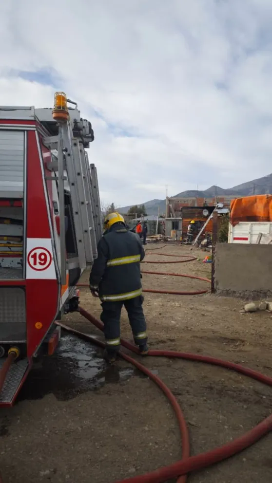 El siniestro se produjo esta mañana en una vivienda ubicada en calle 10 y Pablo Coudouy. Foto: Bomberos Voluntarios. 