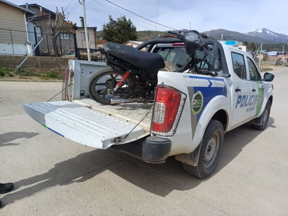 Más allá de la resistencia y las agresiones, los efectivos lograron secuestrar la moto sustraída. Foto gentileza