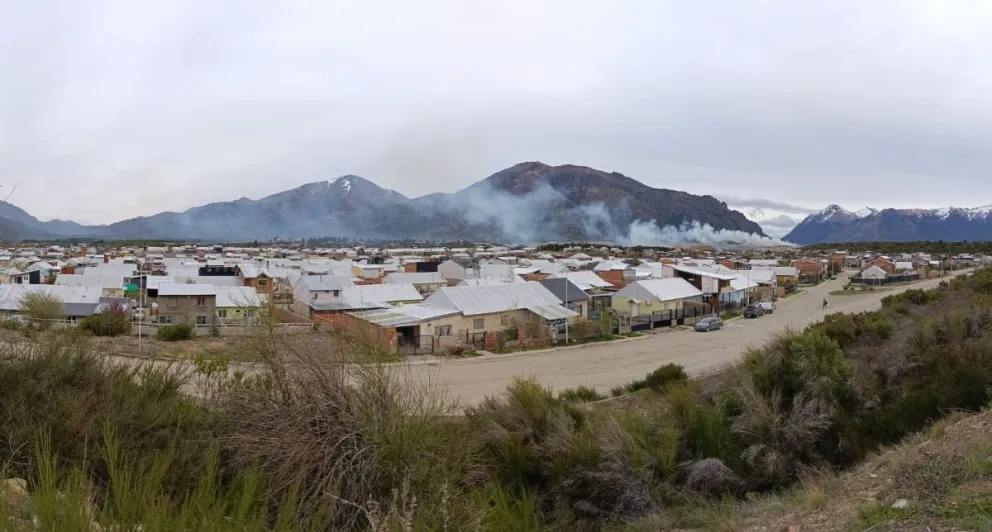 La intensa columna de humo se vio desde distintos puntos de la ciudad. Fotos gentileza
