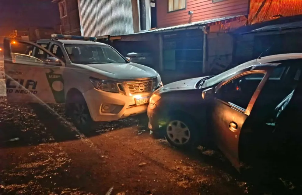 La persecución terminó en el barrio 28 de abril con dos personas detenidas. Foto gentileza: Policia RN