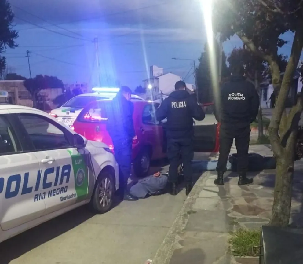 Los oficiales iniciaron actuaciones por atentado, resistencia a la autoridad y daños calificados. Foto: Prensa Policía de Río Negro.