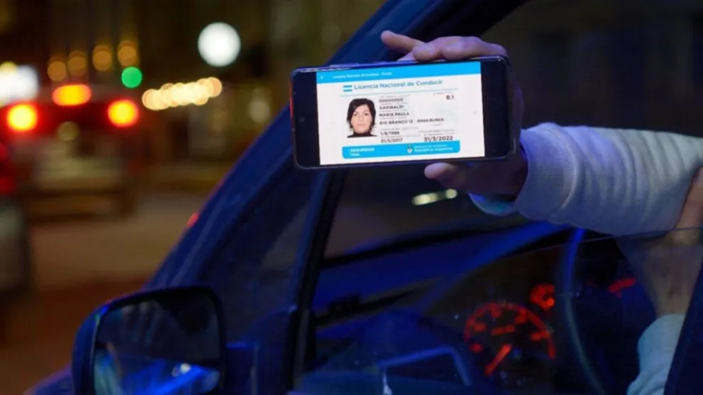 Para viajar fuera del país es recomendable llevar la tarjeta física. Foto ilustrativa