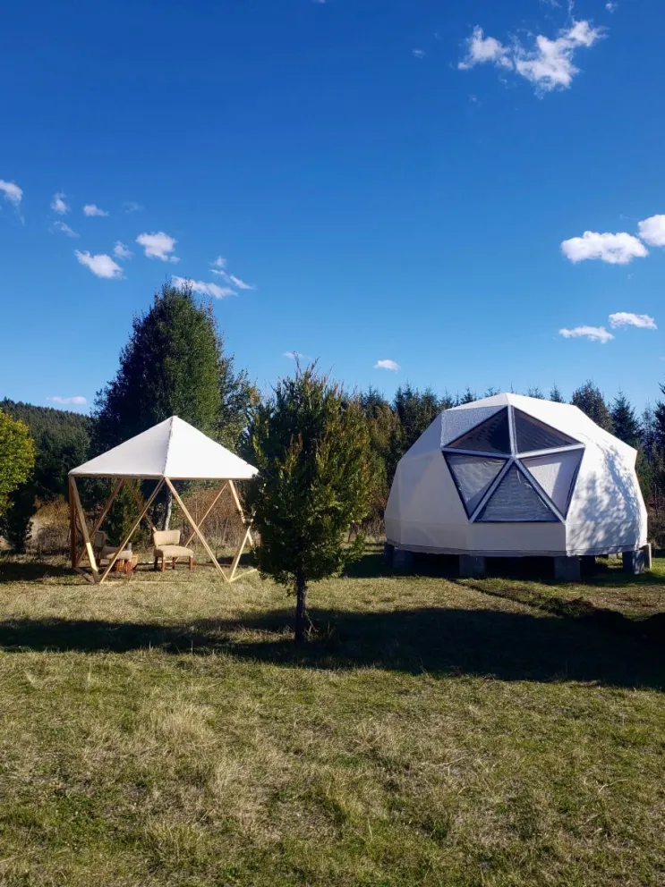 Jaya Domos Geodésicos es un emprendimiento familiar ubicado en la Comarca Andina. Fotos: gentileza.