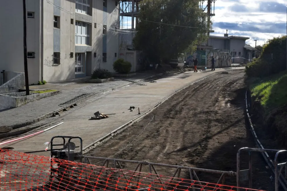 Las obras están próximas a finalizar en la calle Nueva Constitución y continuarán en otros sectores de la ciudad. Fotos: Municipalidad de Bariloche.