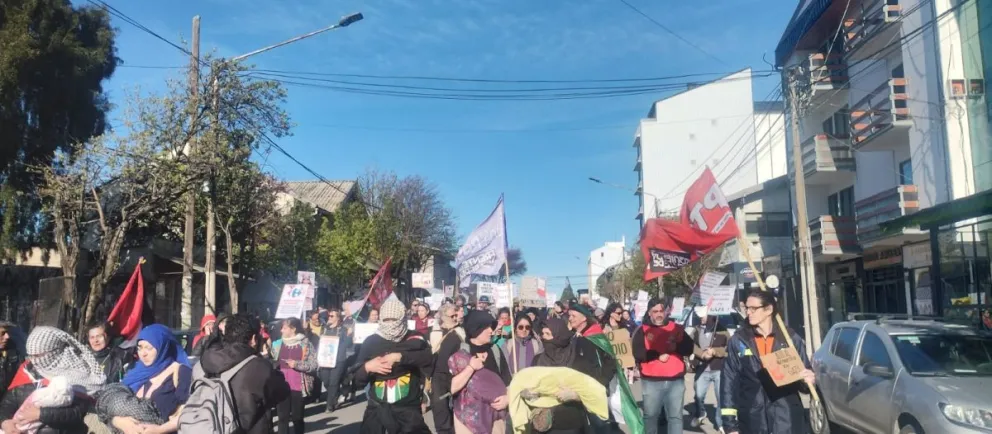 La protesta incluyó una performance artística y denuncias contra empresas multinacionales que financian el conflicto. Foto: Gentileza ANB.