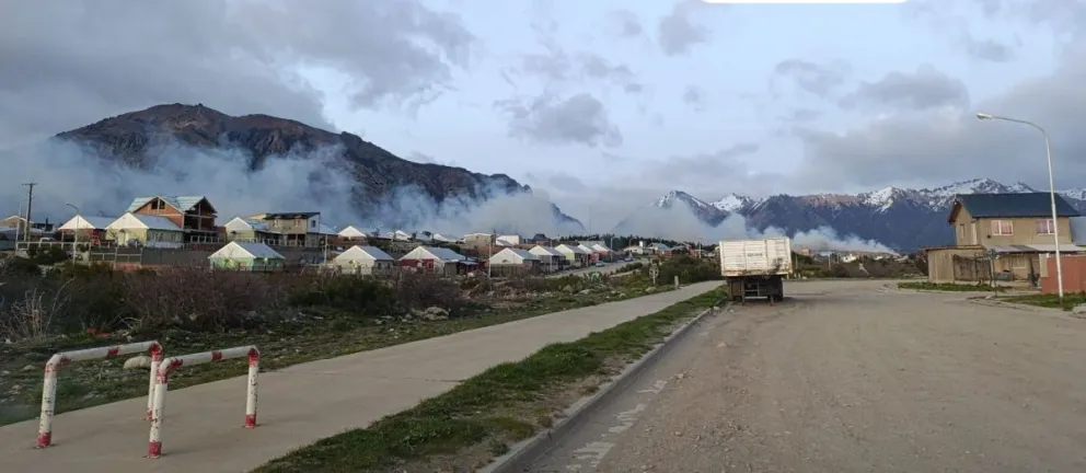 Alrededor de las 6:20 de la mañana, el fuego del incendio del miércoles volvió a avivarse. Fotos: Gentileza.