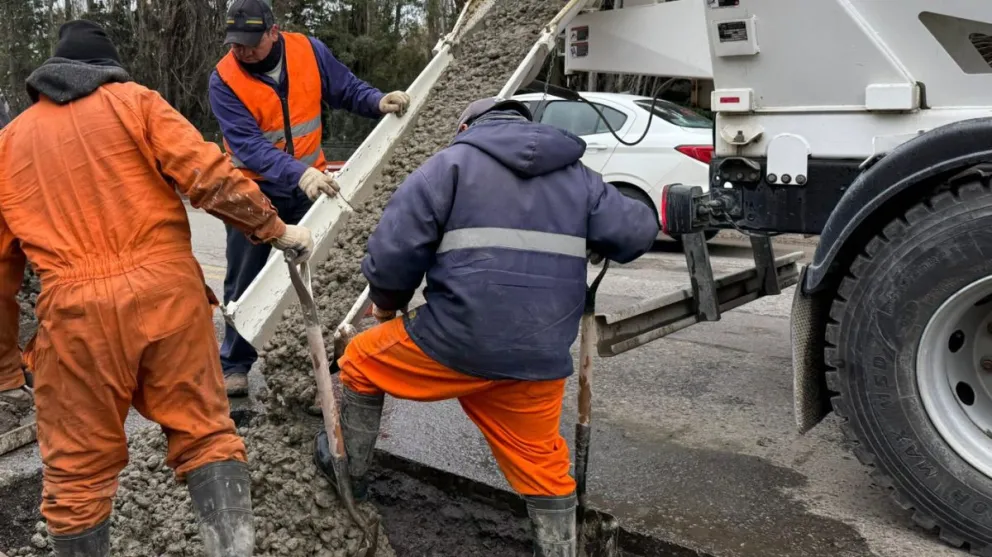 Solicitan a conductores y peatones circular con precaución y respetar las señalizaciones en el sector. Foto: Bariloche Informa.