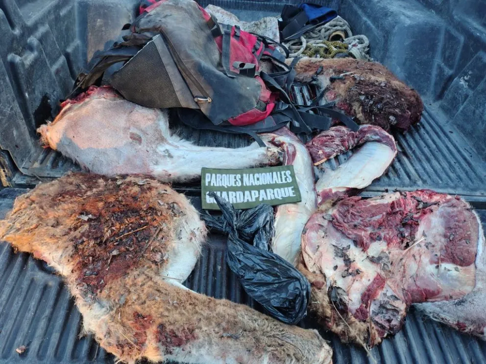 Los hombres fueron detenidos y el vehículo quedó secuestrado. Foto gentileza