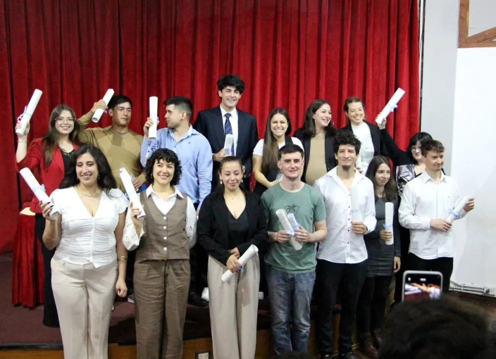 Los nuevos profesionales vivieron un momento de mucha emoción tras recibir su diploma. Foto gentileza