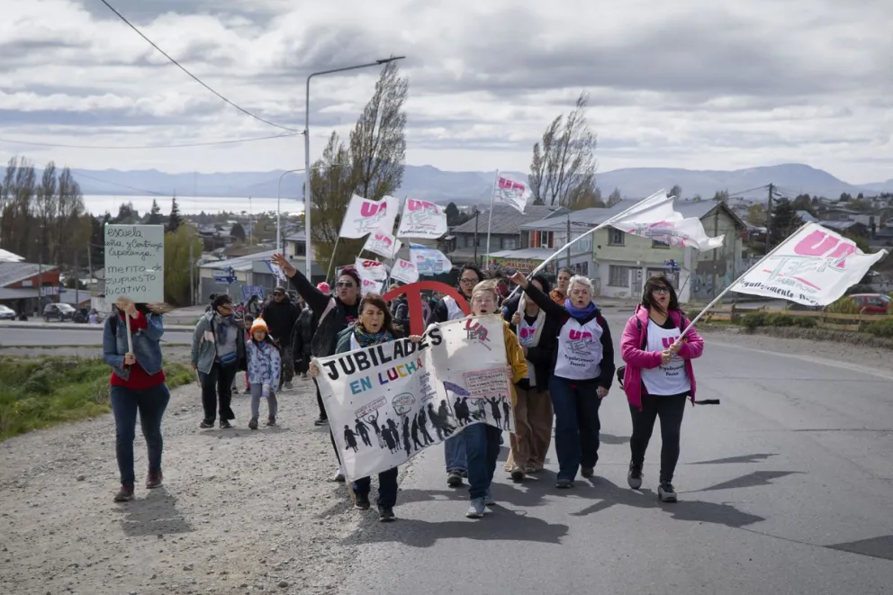 La marcha partió desde Onelli hacia la rotonda de avenida Juan Marcos Herman y Pasaje Gutiérrez. Fotos: Marcelo Martínez.