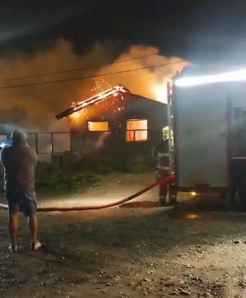 El fuego comenzó durante la madrugada en el barrio Omega. Foto: gentileza.