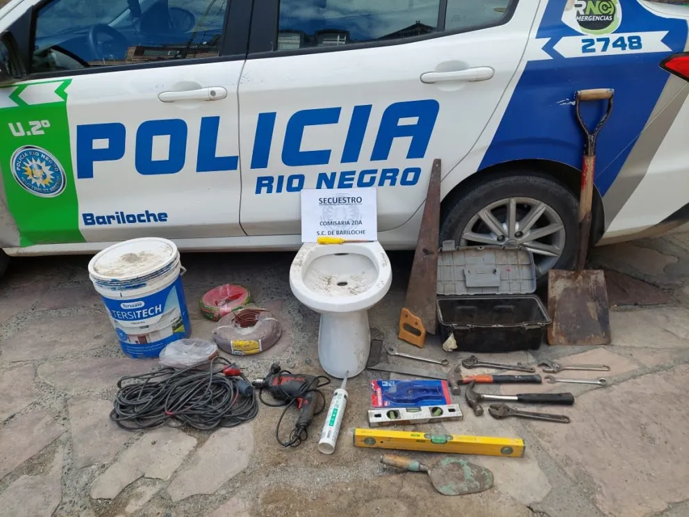 Personal de la Comisaría Segunda allanó un domicilio de calle Monteverde y Asunción, donde encontró los objetos sustraídos. Foto: Prensa Policía de Río Negro.