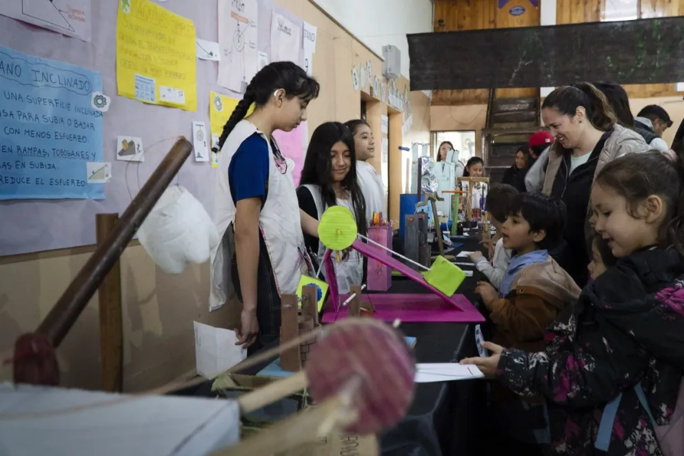 La muestra anual de la escuela del San Francisco III contó con diez stans elaborados por docentes y estudiantes. Fotos: Marcelo Martínez.