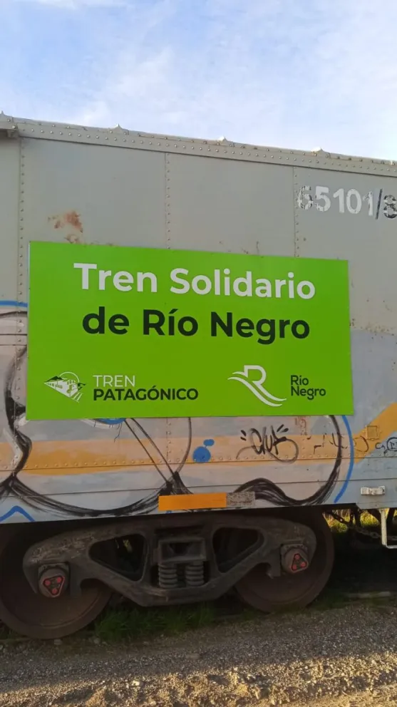 Los sujetos intentaron robar un cartel y llevarlo en un auto que además, tenía prohibición de circulación. Foto: Policía de Río Negro.