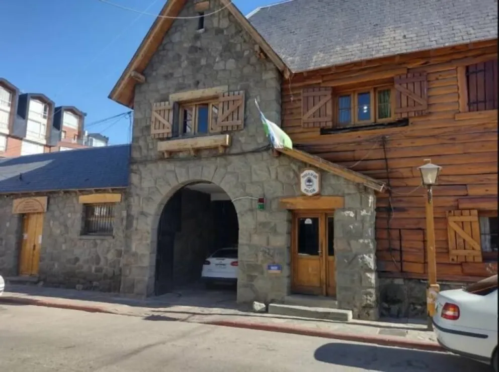 Solo cinco personas tienen acceso con llave a la oficina, pero ninguno tendría autorización para abrir el cajón donde se guardaba la recaudación. 