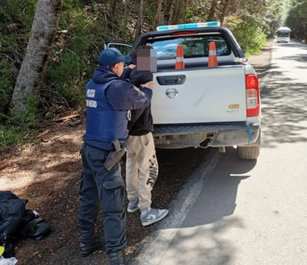 El sujeto tenía distintos elementos con los que intentaba forzar las puertas de los rodados. Foto: Policía de Río Negro.