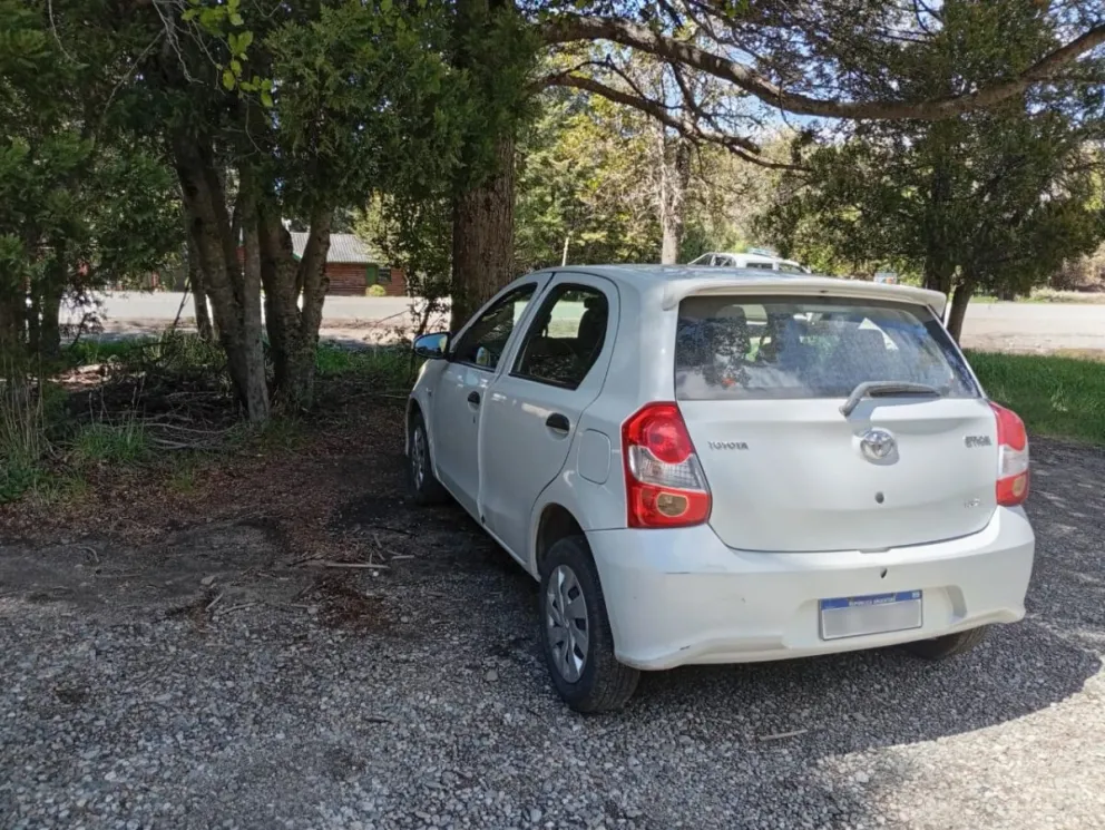 El auto de alquiler tenia la puerta del conductor forzada. Foto gentileza. 