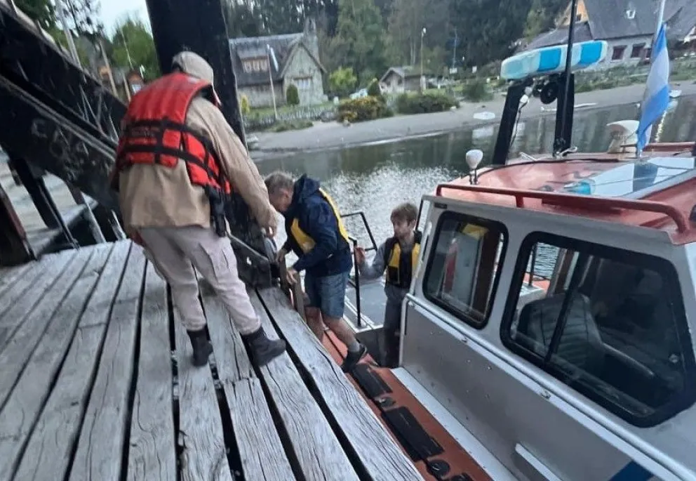 Los turistas fueron sorprendidos por el aumento repentino del viento y no pudieron retornar. 