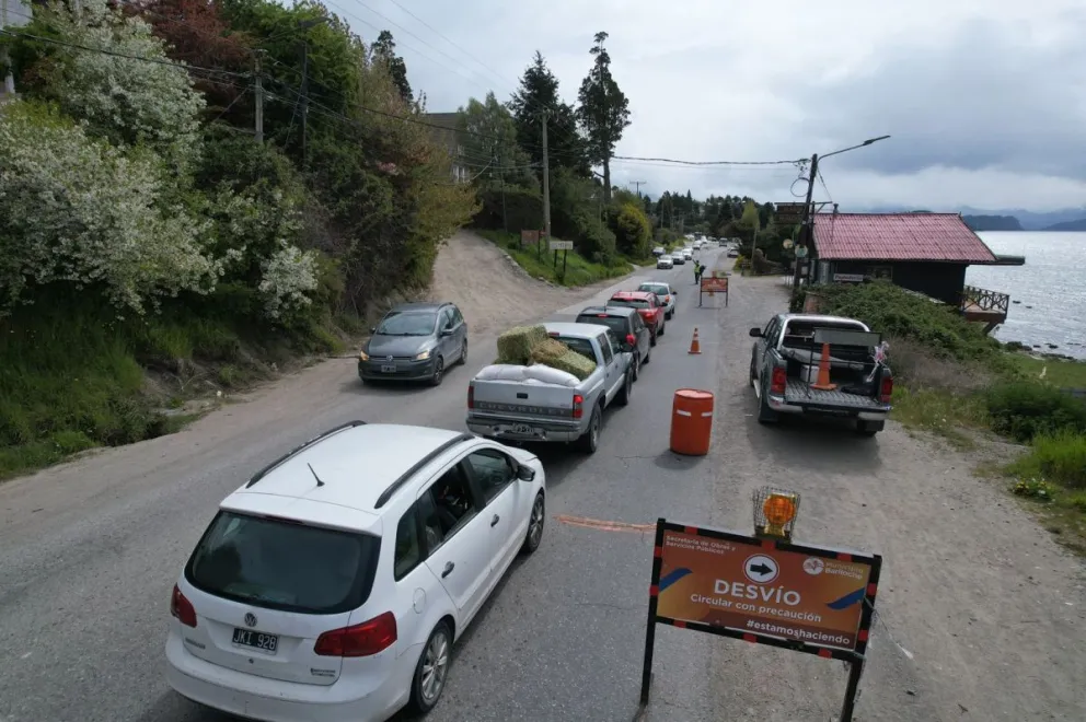 La Municipalidad realiza tareas de mejoramiento vial con fondos propios. Foto: Bariloche Informa.