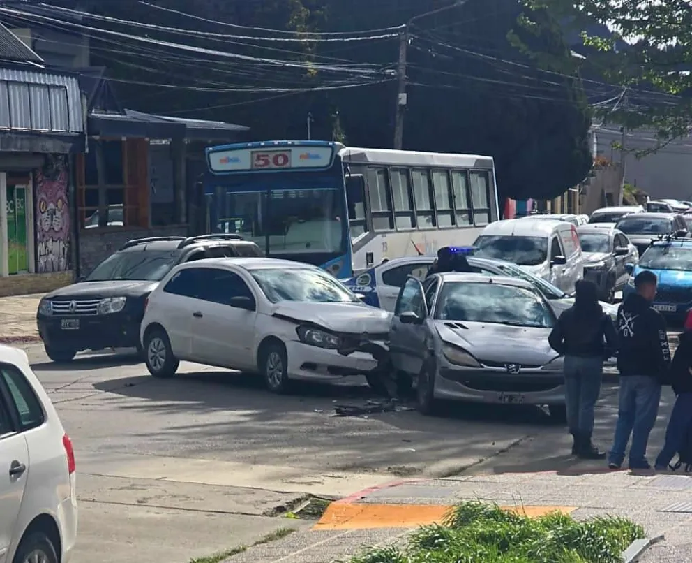 Los daños materiales en ambos vehículos fueron de consideración. Foto gentileza