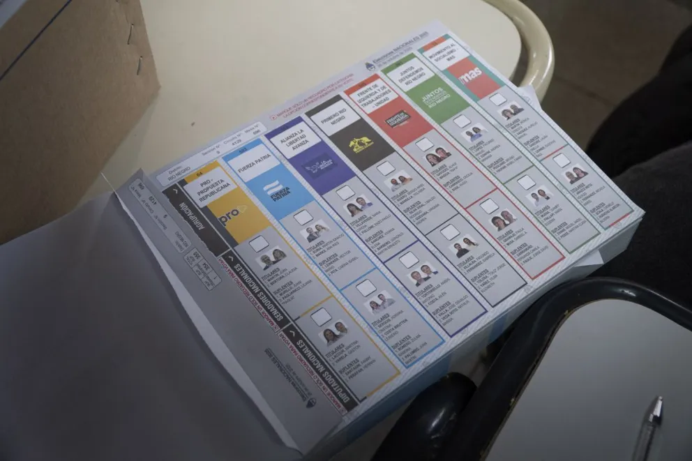 La boleta única muestra a todos los partidos y candidatos en un solo papel. Fotos: Marcelo Martínez.