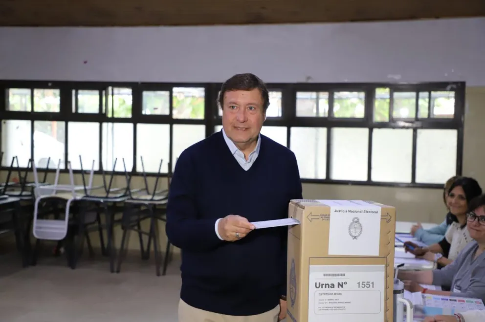 El gobernador emitió su voto en Cipolletti. Foto: Facebook Alberto Weretilneck.