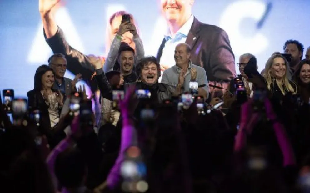 La Libertad Avanza celebra la victoria en gran parte del país.  