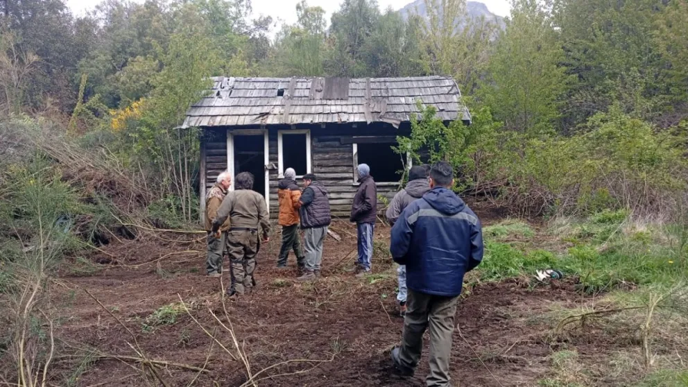 Como parte de las tareas, comenzaron con restauración de la casa del primer guardaparques del Parque Municipal Llao Llao. Fotos: Municipalidad de Bariloche.